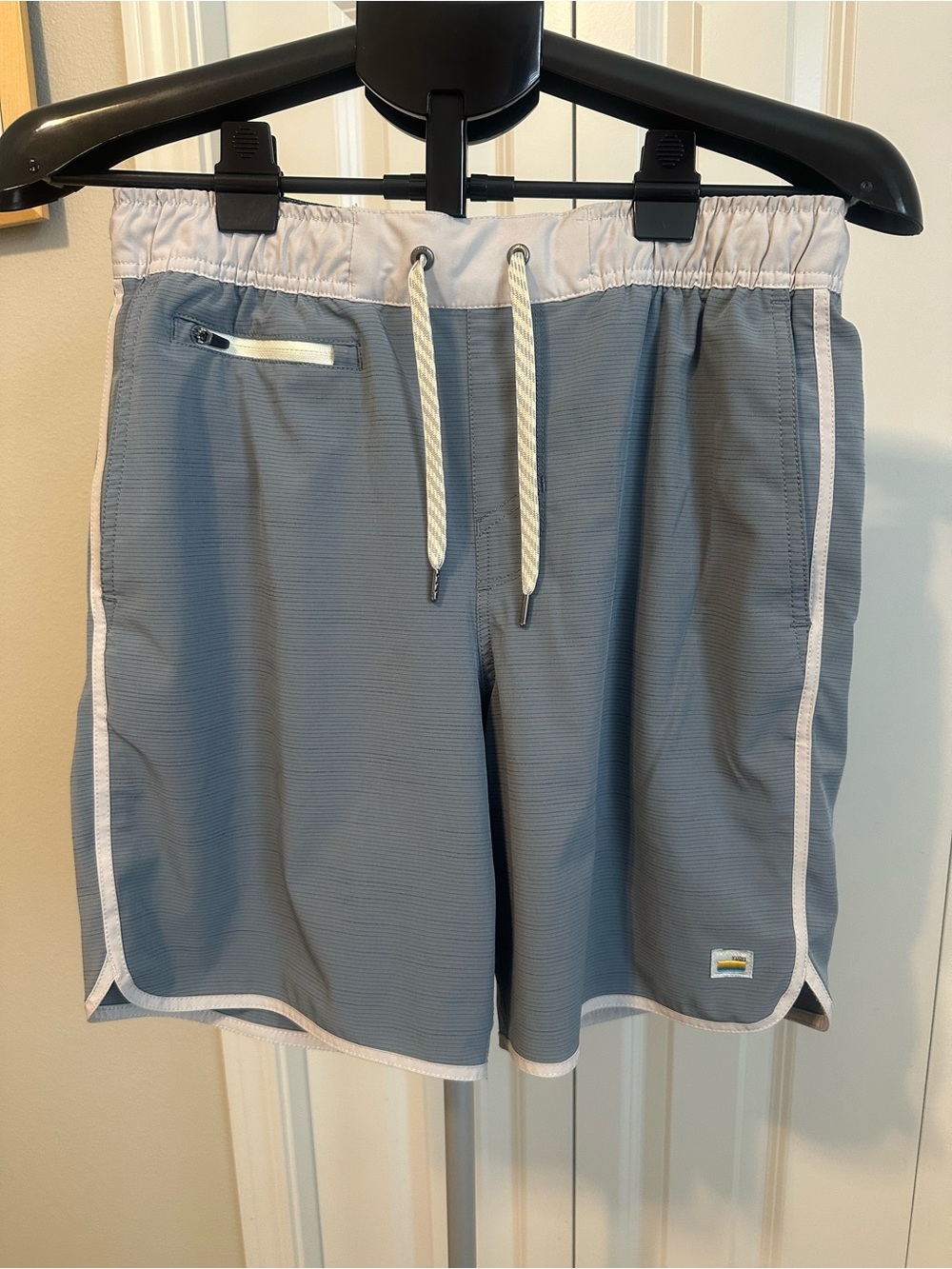 Vuori Men’s Banks 7” Shorts – Dusty Blue Slub Stripe – Small
